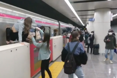 NAPAD U METRO STANICI U TOKIJU: Muškarac nožem napao putnike, ljudi u panici iskakali kroz prozore (VIDEO)