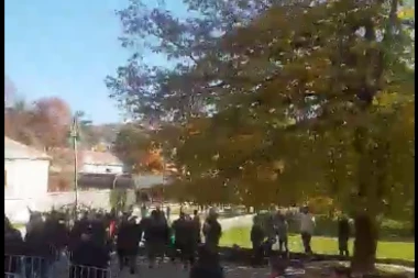 SRAMOTA NA CETINJU: Komite se okupile ispred manastira  i vređaju mitropolita Joanikija! (VIDEO)