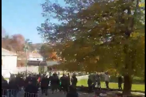 SRAMOTA NA CETINJU: Komite se okupile ispred manastira  i vređaju mitropolita Joanikija! (VIDEO)