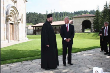 BAJDEN U VISOKIM DEČANIMA PORUČIO: Ovaj manastir i bratstvo u njemu su simbol onog što je potrebno Kosovu