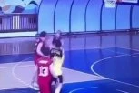 TUČA USRED UTAKMICE: Haos na košarkaškom meču, patosirao je protivnika (VIDEO)