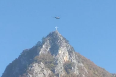 ČASNI KRST TEŽAK 4 TONE POSTAVLJEN NA BRDU IZNAD MANASTIRA MILEŠEVA: Akciju izvršili pripadnici Vojske Srbije