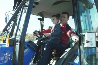 OVA SLIKA JE PONOS SRBIJE: Marko iz sela kod Požege je nagrađivani trubač i vredan poljoprivrednik (FOTO)