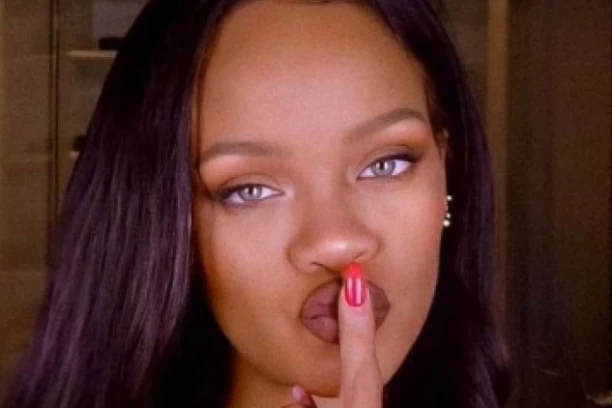 OBORILA SVE REKORDE! Trudna Rijana objavila sliku stomaka: PEVAČICA PRIKUPILA 12 MILIONA LAJKOVA ZA SAMO OSAM SATI! (FOTO)