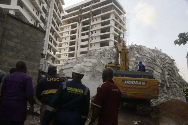 TOTAL HORROR! Apartment building collapsed, three people reported MISSING, rescue teams still on the GROUND