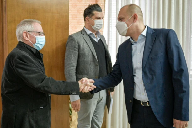 OVO JE LEKAR KOJI JE U PRETHODNE ČETIRI GODINE OPERISAO U SRBIJI 70 MALIŠANA SA DEFORMITETIMA KIČME!  Ministar zdravlja primio istaknutog španskog hirurga Norberta Venturu!