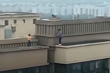 DEČJA IGRA NA IVICI SMRTI: Dva dečaka u Kini skaču sa jednog na drugi soliter (VIDEO)