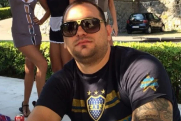 PASTORAK DIDI JANKOVIĆ TUKAO ČOVEKA ISPRED TRAFIKE: Kamere snimile Rokvića kako šutira čoveka na zemlji