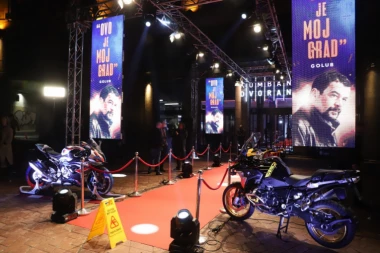 POZNATA LICA ZABLISTALA  NA CRVENOM TEPIHU: Evo ko je sve došao na premijeru "Južni Vetar 2"