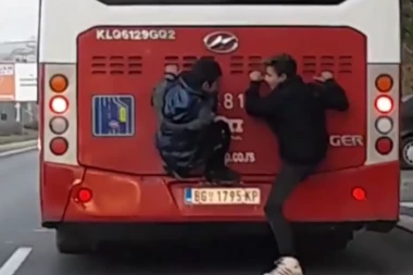 DECO DA LI STE VI NORMALNI? Jeziv snimak zaprepastio sve: Dva dečaka zakačena za autobus vozila se kroz Beograd (VIDEO)