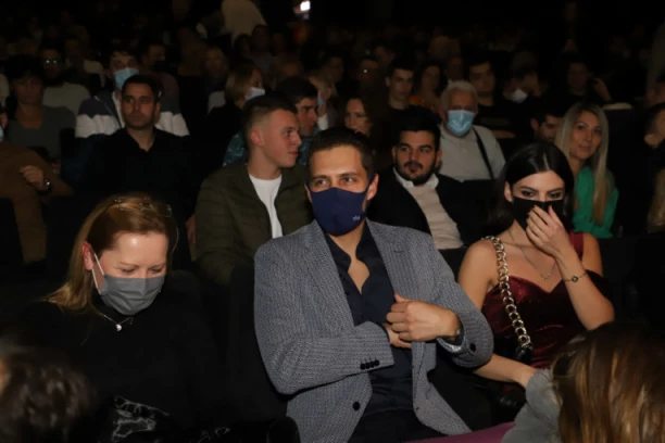 SVI SE PITAJU KO JE BIKOVIĆEVA NOVA DEVOJKA!? Ivana je prava BOMBA, bavi se pravom, a od njenih slika muškarcima padaju vilice! (FOTO)