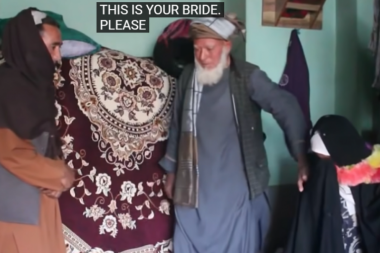 OTAC PRODAJE DEVETOGODIŠNJU ĆERKU 46 GODINA STARIJEM MUŠKARCU! Snimak iz Avganistana budi bes, ali i kida srce! (VIDEO)