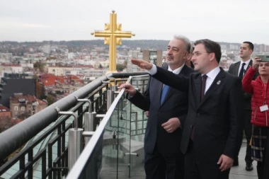 KRIVOKAPIĆ IMPRESIONIRAN SVETINJOM: Crnogorski premijer sa Selakovićem obišao Hram Svetog Save! (FOTO)