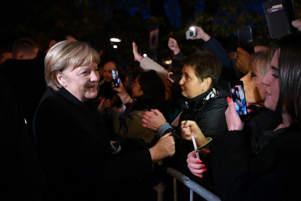 Oko stotinu ljudi okupilo se da pozdravi Merkelovu  