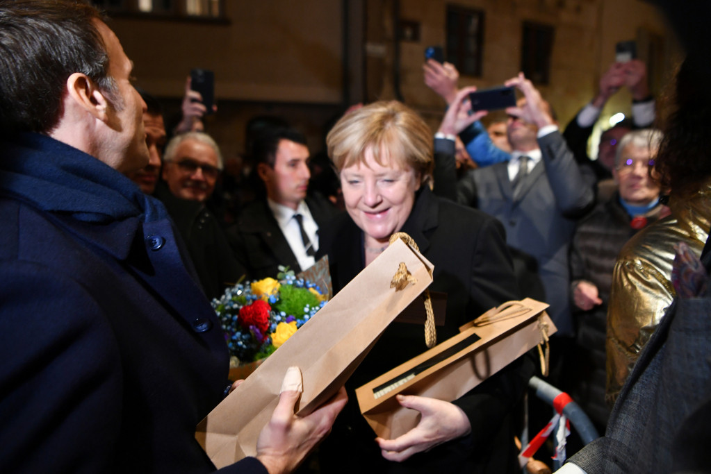 Francuski predsednik ugostio je odlazeću kancelarku u čuvenom vinskom regionu u Francuskoj 