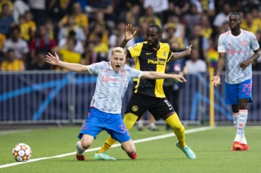 NA TERENU GA NEMA, ALI VAN NJEGA NE PROMAŠUJE: Van de Bek napumpao ćerku legende LJUTOG rivala! (FOTO)