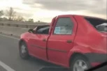 DRUŽE, KAKO SA OVIM NA DRUM!? Vozač šokirao - uništenim automobilom izašao na ulicu! (VIDEO)