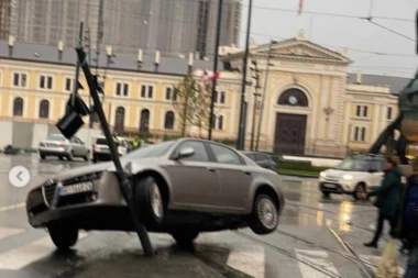 DALJE NEĆEŠ MOĆI: Automobil udario u semafor i ostao na njemu - neverovatna saobraćajka u Nemanjinoj (VIDEO)
