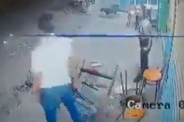 SEDEO JE MIRNO SA DEVOJKOM, A ONDA JE NAPAO: Nakon par sekundi se grdno pokajao i podvio rep (VIDEO)