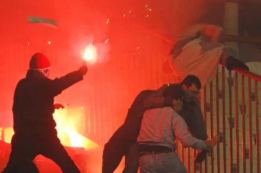 BAKLJE, NOŽEVI I PUCNJI: Ovu su NAJKRVAVIJI obračuni navijača na Marakani (VIDEO)