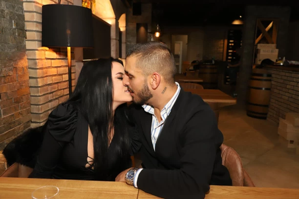 DARKO LAZIĆ PO TREĆI PUT OTAC: Barbara Bobak sve otkrila, USHIĆENI ESTRADNI PAR PRIŽELJKUJE BLIZANCE!