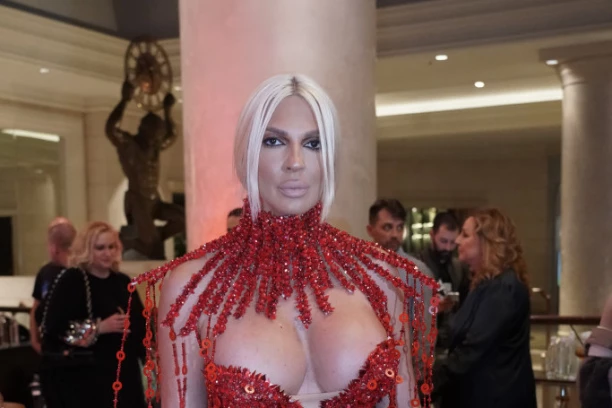 NIJE NI SLUTILA ŠTA JE ČEKA: Pogledajte gde je Karleuša bila neposredno pre DRAME! (FOTO)