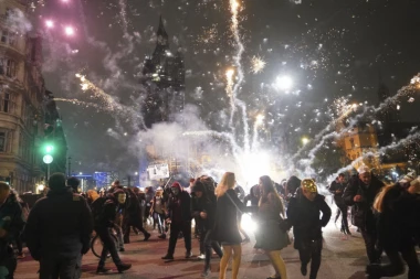 BORIS JE SLAGAO, LJUDI SU UMRLI! ULIČNI RAT U LONDONU: Zastrašujuće scene sukoba iz britanske prestonice uznemirile svet! (FOTO)