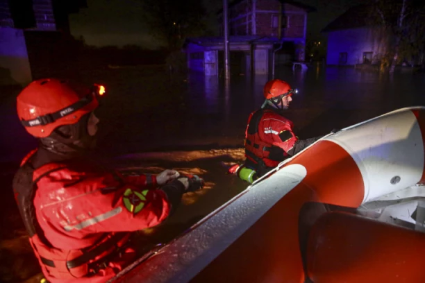 BIBLIJSKI POTOP U KOMŠILUKU: Bosanske reke se IZLILE iz korita, specijalci štite kuće od bandita! (FOTO)