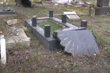 SPOMENICI POLOMLJENI, GROBOVI U KOROVU: Srbi na zadušnicama u Južnoj Mitrovici