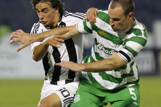 TRAGEDIJA JEDVA IZBEGNUTA: Fudbaleri Partizanovog dželata UMALO poginuli usred utakmice od ruke svojih navijača! (VIDEO)