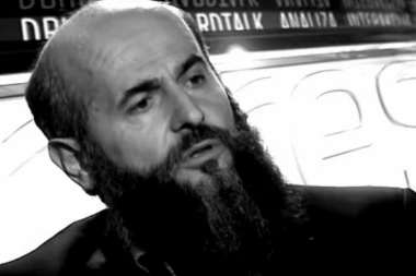 PRETUŽNA SLIKA NA GROBU MUFTIJE ZUKORLIĆA: Njegov mačak ne mrda od njegovog groba ni po najvećoj kiši! (FOTO)