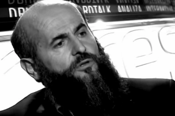 PRETUŽNA SLIKA NA GROBU MUFTIJE ZUKORLIĆA: Njegov mačak ne mrda od njegovog groba ni po najvećoj kiši! (FOTO)