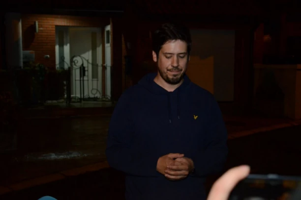 VOLJENI SUPRUG I OTAC ZAUVEK NAPUSTIO OVAJ SVET! Osvanula tužna objava na profilu Nikole Rokvića - NIKAD VIĐENA PORODIČNA FOTKA KIDA DUŠU!