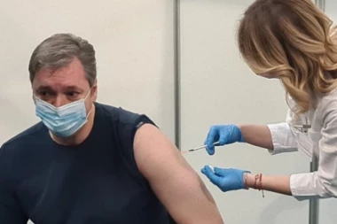 (VIDEO) VUČIĆ PRIMIO TREĆU DOZU VAKCINE: Pozivam ljude da se vakcinišu, ja nisam ni osetio ubod igle