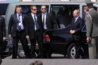 PUTINOVI TELOHRANITELJI SU JEDINSTVENI! Piju posebne lekove, ne znoje se na vrućini i nije im hladno ni na debelom minusu! PREPOZNAJU SE PO RUKAMA!