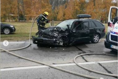 POGINULA DEVOJKA! Teška saobraćajna nesreća na Zrenjaninskom putu! SLIKE SA MESTA NESREĆE LEDE KRV! (FOTO)