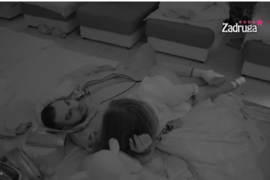 DALILA I CAR U TROJCI PRED PUNOM SOBOM: Dok su razmenjivali STRASTI, pridružio im se i ON, pa Filipu dao SOČAN POLJUBAC! (VIDEO)