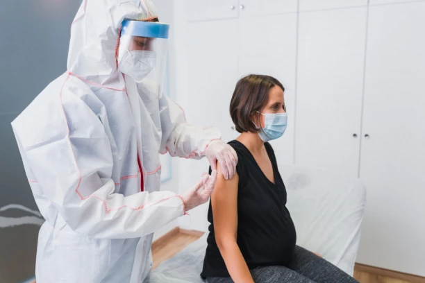 KOJI IMUNITET TRAJE DUŽE? Doktor Popadić rešava dilemu i otkriva šta će biti sa virusom