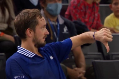 DETALJ KOJI JE MNOGIMA PROMAKAO: Medvedev žestoko VREĐAO Srbina tokom meča! Uživaš u životu kada imaš pola mozga (VIDEO)