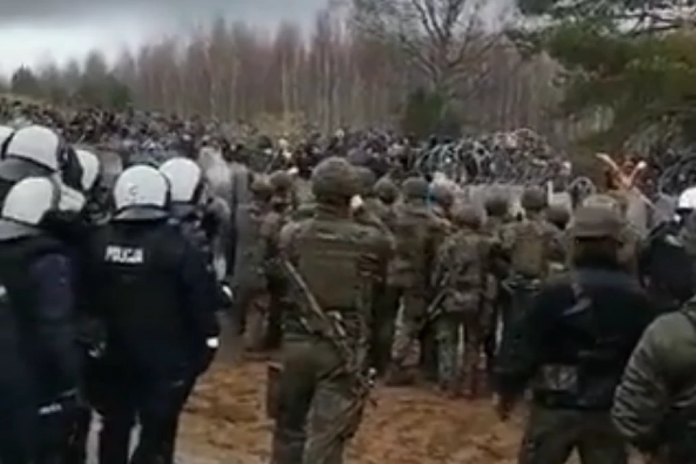 NEVIĐENA BRUTALNOST NA GRANICI, MIGRANTI NAGRNULI NA ŽICU, POLJACI ODGOVORILI SUZAVCEM! Dramatične scene, Evropa u panici!