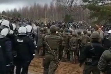 NEVIĐENA BRUTALNOST NA GRANICI, MIGRANTI NAGRNULI NA ŽICU, POLJACI ODGOVORILI SUZAVCEM! Dramatične scene, Evropa u panici!