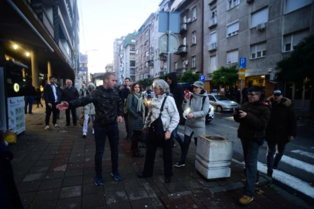 Puštena Aida Ćorović: Aktivistkinja gađala jajima mural Ratka Mladića u Beogradu