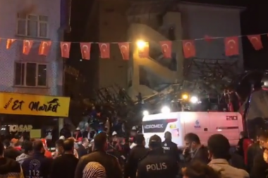 SRUŠILA SE ZGRADA U TURSKOJ: 10 ljudi zarobljeno u ruševinama (VIDEO)