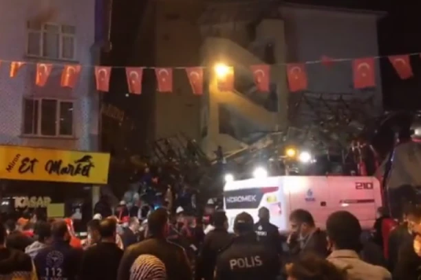 SRUŠILA SE ZGRADA U TURSKOJ: 10 ljudi zarobljeno u ruševinama (VIDEO)