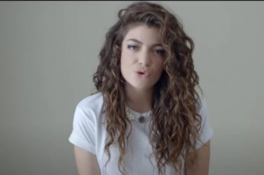 HIT! SVETSKI POZNATU PEVAČICU LORDE MEŠTANI S NESTRPLJENJEM ČEKAJU U GORNJEM MILANOVCU: Rodbina pokušava da dođe do nje zbog podele imovine njenog čukundede!