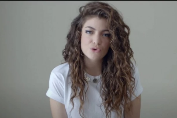 HIT! SVETSKI POZNATU PEVAČICU LORDE MEŠTANI S NESTRPLJENJEM ČEKAJU U GORNJEM MILANOVCU: Rodbina pokušava da dođe do nje zbog podele imovine njenog čukundede!