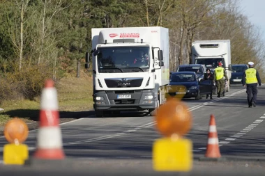 RAMPA ZA SRBE NA GRANICI UKRAJINE I RUMUNIJE! Kamiondžije zarobljene, ne mogu dalje! DRAMA TRAJE