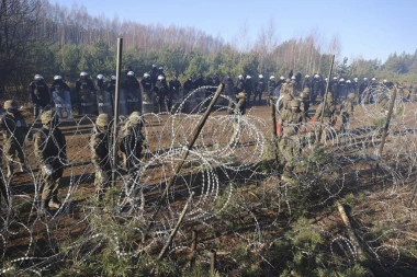''SLOŽEN I OPTEREĆUJUĆI PROCES'' Pooštravaju uslove boravka, deportovaće preko 1000 imigranata iz Rusije - o ovoj zemlji je reč!