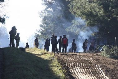 RAT MIGRANATA U MAKOVOJ SEDMICI!? Puca se kod Subotice!? Policija pod pancirima, ljude sa različitim povredama stalno prevoze u bolnicu!