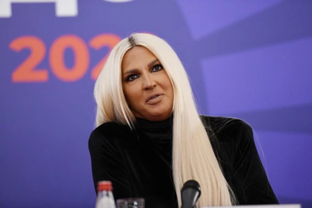 KARLEUŠA PODRŽAVA PO*NO REKLAMU SA DECOM?! Pevačica bez blama i srama nosi skandalozni modni brend iako je majka (FOTO)